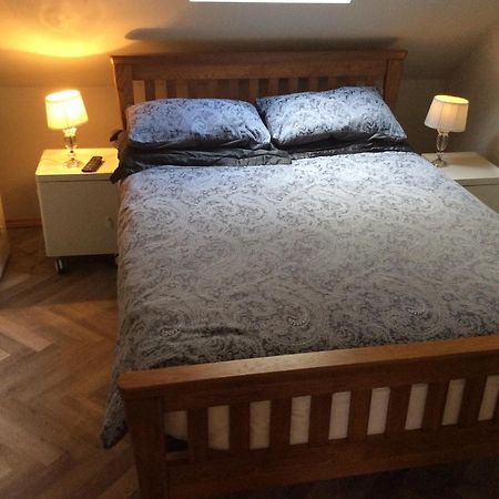 2 Bedroom Furnished Apartment In A Rural Position Stone  Buitenkant foto