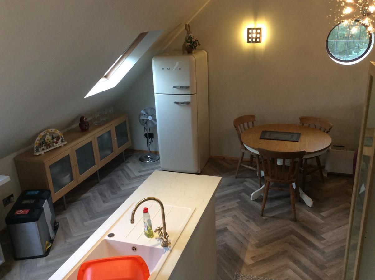 2 Bedroom Furnished Apartment In A Rural Position Stone  Buitenkant foto
